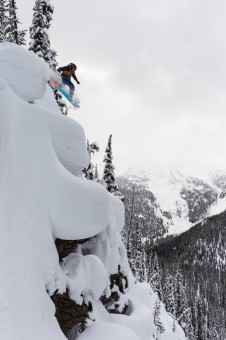 Victor De le Rue heli boarding at Silvertip Lodge