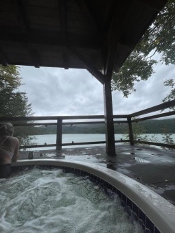 silvertip-lodge-hot-tub-view