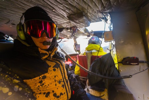 Victor De le Rue heli boarding at Silvertip Lodge